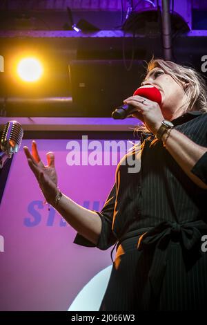 DEN BOSCH - SP-lijsttrekker Lilian Marijnissen reageert in cafe Bossche Brouwers op de uitslagen voor de gemeenteraadsverkiezingen. ANP ROB ENGELAAR Foto Stock