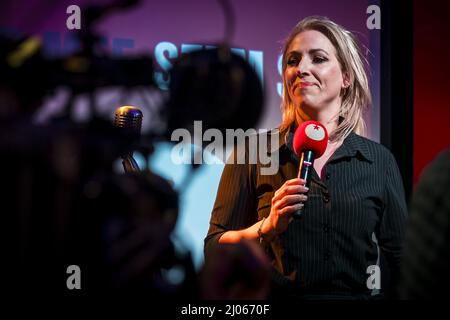 DEN BOSCH - SP-lijsttrekker Lilian Marijnissen reageert in cafe Bossche Brouwers op de uitslagen voor de gemeenteraadsverkiezingen. ANP ROB ENGELAAR Foto Stock