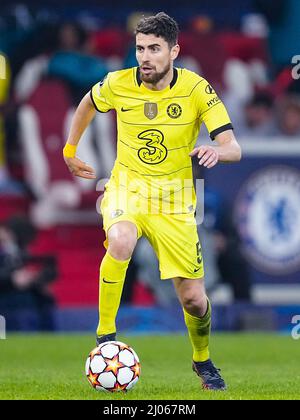 Lille, Francia. 16th Mar 2022. LILLE, FRANCIA - 16 MARZO: Jorginho del Chelsea FC si libra con la palla durante la UEFA Champions League Round di sedici partite di due manche tra Lille OSC e Chelsea FC allo Stade Pierre Mauroy il 16 marzo 2022 a Lille, Francia (Foto di Geert van Erven/Orange Pictures) credito: Orange Pics BV/Alamy Live News Foto Stock