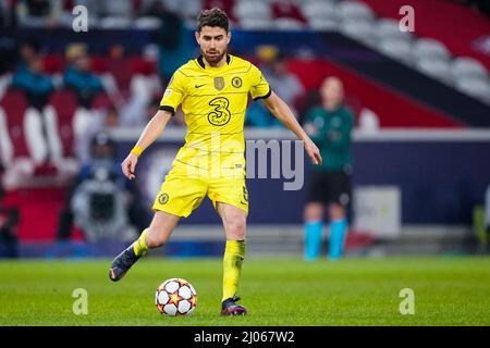 Lille, Francia. 16th Mar 2022. LILLE, FRANCIA - 16 MARZO: Jorginho del Chelsea FC passa la palla durante la UEFA Champions League Round di sedici partite tra Lille OSC e Chelsea FC allo Stade Pierre Mauroy il 16 marzo 2022 a Lille, Francia (Foto di Geert van Erven/Orange Pictures) credito: Orange Pics BV/Alamy Live News Foto Stock