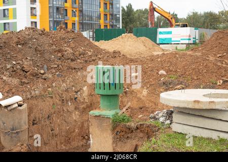 Riparazione dei tubi sotterranei. Terreno scavato. Costruzione delle comunicazioni. Preparazione della posa del tubo di riscaldamento. Grandi montagne di terra. Foto Stock