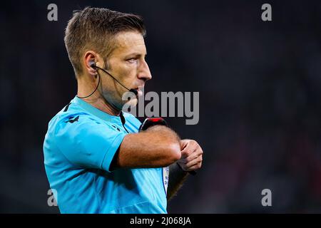 Lille, Francia. 16th Mar 2022. LILLE, FRANCIA - MARZO 16: Arbitro Davide massa durante il round della UEFA Champions League di sedici partite di due manche tra Lille OSC e Chelsea FC allo Stade Pierre Mauroy il 16 Marzo 2022 a Lille, Francia (Foto di Geert van Erven/Orange Pictures) Credit: Orange Pics BV/Alamy Live News Foto Stock