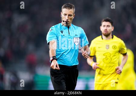 Lille, Francia. 16th Mar 2022. LILLE, FRANCIA - MARZO 16: Arbitro Davide massa durante il round della UEFA Champions League di sedici partite di due manche tra Lille OSC e Chelsea FC allo Stade Pierre Mauroy il 16 Marzo 2022 a Lille, Francia (Foto di Geert van Erven/Orange Pictures) Credit: Orange Pics BV/Alamy Live News Foto Stock