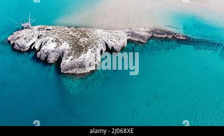 Bella vista ad alto angolo di scogliere rocciose sull'acqua sulla spiaggia di Architiello di San Felice, Italia Foto Stock