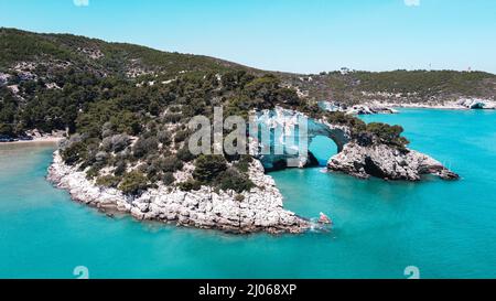 Bella vista ad alto angolo di scogliere rocciose sull'acqua sulla spiaggia di Architiello di San Felice, Italia Foto Stock