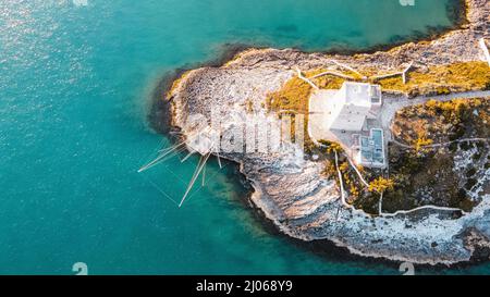 Alto angolo di scogliera rocciosa sull'acqua sulla spiaggia di Architiello di San Felice, Italia Foto Stock