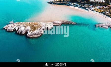 Bella vista ad alto angolo di scogliere rocciose sull'acqua sulla spiaggia di Architiello di San Felice, Italia Foto Stock