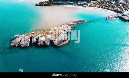 Bella vista ad alto angolo di scogliere rocciose sull'acqua sulla spiaggia di Architiello di San Felice, Italia Foto Stock