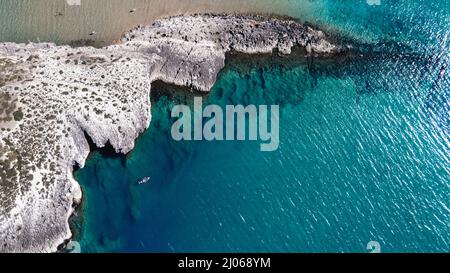 Bella vista ad alto angolo di scogliere rocciose sull'acqua sulla spiaggia di Architiello di San Felice, Italia Foto Stock