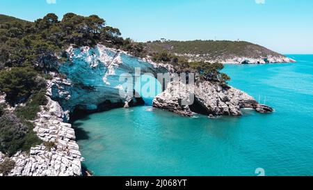 Bella vista ad alto angolo di scogliere rocciose sull'acqua sulla spiaggia di Architiello di San Felice, Italia Foto Stock