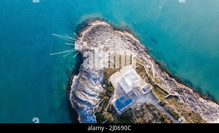 Bella vista ad alto angolo di scogliere rocciose sull'acqua sulla spiaggia di Architiello di San Felice, Italia Foto Stock