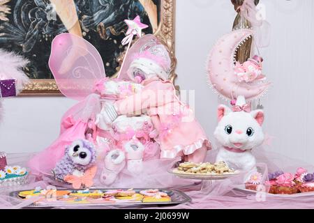 Concetto di regalo neonato. Torta di pannolini rosa , ragazza simbolo Foto Stock