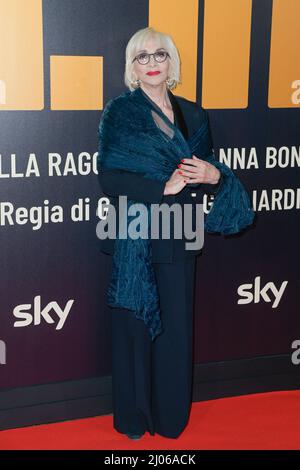 Roma, Italia. 16th Mar 2022. Anna Bonaiuto assiste al tappeto rosso della prima edizione della fiction tv il Re allo spazio moderno Cinema. Credit: SOPA Images Limited/Alamy Live News Foto Stock