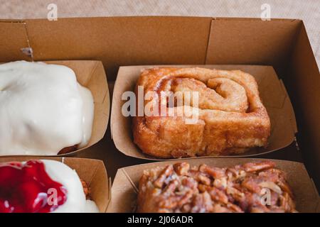 Dolci alla cannella assortiti al forno a fesh da vicino Foto Stock