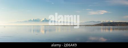 Le mont Canigou sur l'étang de Salses ou Leucate Foto Stock