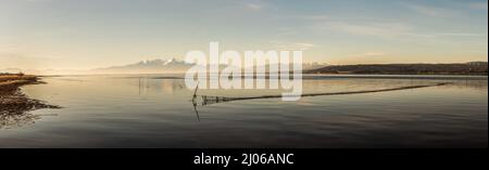 Le mont Canigou en fin de journée sur l'étang de Salses ou Leucate Foto Stock