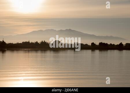 Le mont Canigou en fin de journée sur l'étang de Salses ou Leucate Foto Stock