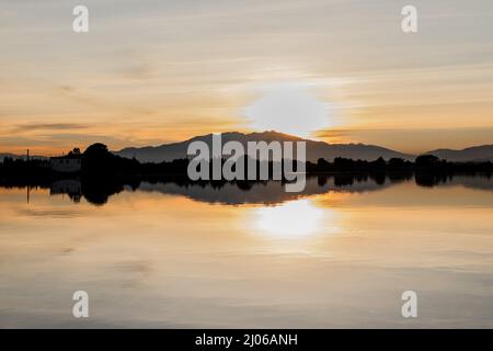 Le mont Canigou en fin de journée sur l'étang de Salses ou Leucate Foto Stock