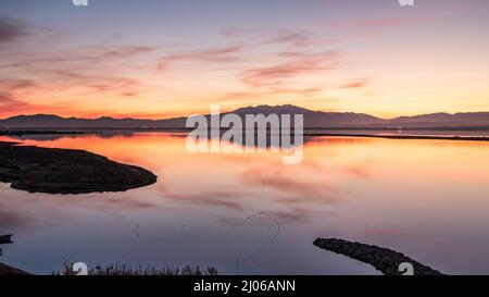 Le mont Canigou en fin de journée sur l'étang de Salses ou Leucate Foto Stock