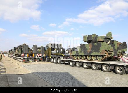 Bundeswehr Heavy Equipment Transport Systems (HETS) che trasporta i veicoli da combattimento Bradley americani (BFV) sono in scena per il movimento successivo a Coleman Barracks, Germania il 7 marzo 2022. La Bundeswehr lavora fianco a fianco con i partner americani per sostenere il programma di scorte preposizionate dell'esercito, per assicurare i nostri alleati e scoraggiare l'aggressione russa. (STATI UNITI Foto dell'esercito dello staff Sgt. Jesse Pilgrim) Foto Stock