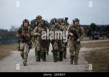 I soldati ucraini delle forze speciali di operazioni si preparano a salire a bordo di un esercito degli Stati Uniti UH-60 Blackhawk assegnato a 12th Brigade di aviazione di combattimento durante il combinato Resolve XVI con i membri del comando europeo delle operazioni speciali degli Stati Uniti assegnati a 10th Dic. Del gruppo delle forze speciali 07, 2021, in Hohenfels, Germania. L'esercizio è stato progettato per valutare e valutare la disponibilità del 1st Armored Brigade Combat Team, 1st divisione fanteria, ma ha anche creato opportunità per le forze operative speciali provenienti dall'Ucraina e dagli Stati Uniti insieme al KASP lituano (National Volontarier Defense Forces) per affinare gli sci non convenzionali della guerra Foto Stock