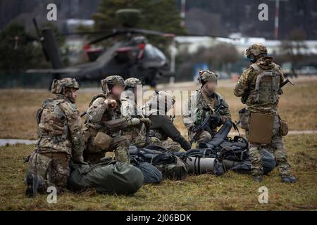 I soldati ucraini delle forze speciali di operazioni aspettano di salire a bordo di un esercito degli Stati Uniti UH-60 Blackhawk assegnato a 12th brigata dell'aviazione di combattimento durante il combinato Resolve XVI con i membri del comando europeo delle operazioni speciali degli Stati Uniti assegnati a 10th Dic. Del gruppo delle forze speciali 07, 2021, in Hohenfels, Germania. L'esercizio è stato progettato per valutare e valutare la disponibilità del 1st Armored Brigade Combat Team, 1st divisione fanteria, ma ha anche creato opportunità per le forze operative speciali provenienti dall'Ucraina e dagli Stati Uniti insieme al KASP lituano (National Volontarier Defense Forces) per affinare le abilità belliche non convenzionali. Foto Stock