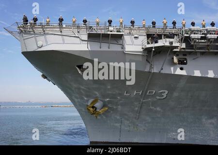 NORFOLK, Va. (16 marzo 2022) - marinai e marines man le rotaie della nave d'assalto anfibio di classe Wasp USS Kearsarge (LHD 3) come parte Naval Station Norfolk, 16 marzo 2022. Kearsarge Amphibious Readiness Group (ARG) con 22nd Marine Expeditionary Unit (MEU) schierata dalla base navale di Norfolk e Camp Lejeune, North Carolina, per un dispiegamento regolarmente programmato. (STATI UNITI Foto Navy di Mass Communication Specialist 2nd Classe Anderson W. Branch) Foto Stock