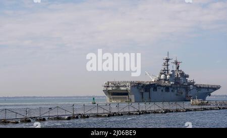 NORFOLK, Va. (16 marzo 2022) - la nave d'assalto anfibio di classe Wasp USS Kearsarge (LHD 3) parte dalla Stazione Navale di Norfolk, 16 marzo 2022. Kearsarge Amphibious Readiness Group (ARG) con 22nd Marine Expeditionary Unit (MEU) schierata dalla base navale di Norfolk e Camp Lejeune, North Carolina, per un dispiegamento regolarmente programmato. (STATI UNITI Foto Navy di Mass Communication Specialist 2nd Classe Anderson W. Branch) Foto Stock