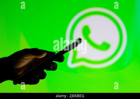 Brasile. 16th Mar 2022. In questa foto raffigurante il logo WhatsApp visto sullo sfondo di una donna con silhouette che tiene un telefono cellulare. (Credit Image: © Rafael Henrique/SOPA Images via ZUMA Press Wire) Foto Stock