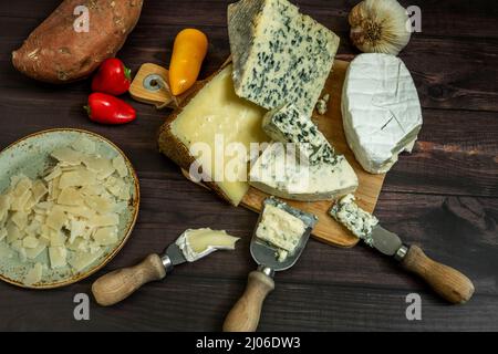 Il formaggio blu è una classificazione generale dei formaggi di latte di vacca, pecora e capra che hanno colture di Penicillium aggiunte al prodotto finale nel loro p Foto Stock