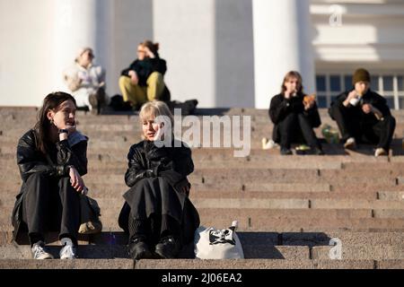 Helsinki, Finlandia. 16th Mar 2022. La gente si crogiola al sole alle scale della Cattedrale di Helsinki, in Finlandia, 16 marzo 2022. Credit: Matti Matikainen/Xinhua/Alamy Live News Foto Stock