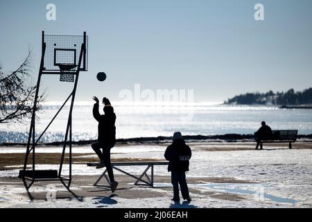 Helsinki, Finlandia. 16th Mar 2022. La gente gioca a basket a Kaivopuisto di Helsinki, Finlandia, 16 marzo 2022. Credit: Matti Matikainen/Xinhua/Alamy Live News Foto Stock