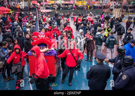 New York, NY /USA - 8 febbraio 2016: Pulizia dopo la celebrazione del Capodanno cinese a Chnatown al Sara D. Roosevelt Park. Foto Stock
