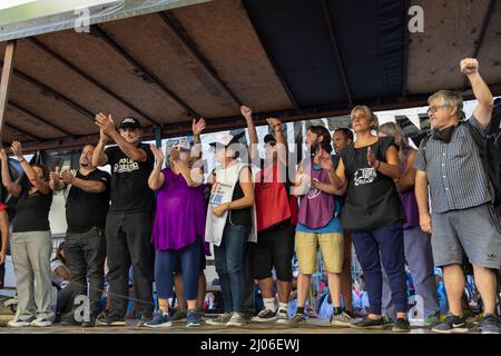 Ciudad de Buenos Aires, Argentina. 16th Mar 2022. I leader del Piqueteros chiudono l'atto e salutano i manifestanti. (Foto di Esteban Osorio/Pacific Press) Credit: Pacific Press Media Production Corp./Alamy Live News Foto Stock