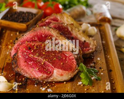 Bistecca di manzo crudo, maiale, vitello di carne di fattoria preparata dallo chef su un tavolo di legno. Scatto macro. Ristorante, hotel, cucina casalinga, ricette, libro di cucina. Foto Stock