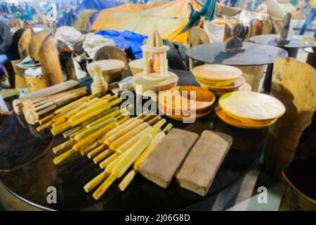 Immagine sfocata di utensili in legno di kichen, elettrodomestici in legno di kichen , in vendita durante la fiera di Artigianato a Kolkata, Bengala Occidentale, India. Foto Stock