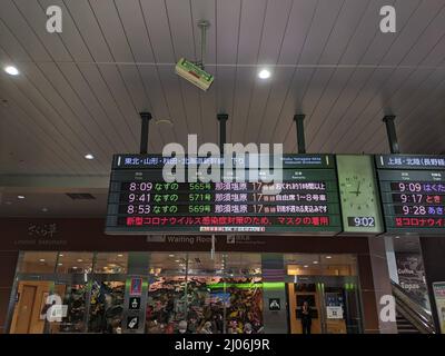 Gli schermi visualizzano le informazioni del treno superveloce Shinkansen alla stazione di Omiya a Saitama, Giappone il 17 marzo 2022, dopo un terremoto di 7,4-magnitude che ha colpito il Giappone orientale la notte prima. Credit: AFLO/Alamy Live News Foto Stock