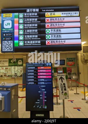 Gli schermi visualizzano le informazioni del treno superveloce Shinkansen alla stazione di Omiya a Saitama, Giappone il 17 marzo 2022, dopo un terremoto di 7,4-magnitude che ha colpito il Giappone orientale la notte prima. Credit: AFLO/Alamy Live News Foto Stock