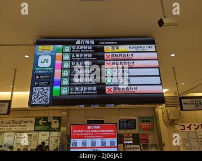 Gli schermi visualizzano le informazioni del treno superveloce Shinkansen alla stazione di Omiya a Saitama, Giappone il 17 marzo 2022, dopo un terremoto di 7,4-magnitude che ha colpito il Giappone orientale la notte prima. Credit: AFLO/Alamy Live News Foto Stock