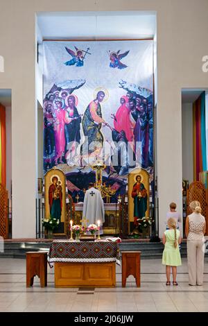 Sacerdote e congregazione all'altare, Chiesa della Natività della Beata Vergine, Lviv, Ucraina Foto Stock