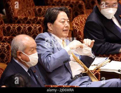 Tokyo, Giappone. 17th Mar 2022. Il ministro degli Esteri giapponese Yoshimasa Hayashi ascolta una domanda durante la sessione del comitato di bilancio dell'alta Camera alla Dieta Nazionale di Tokyo, giovedì 17 marzo 2022. Credit: Yoshio Tsunoda/AFLO/Alamy Live News Foto Stock