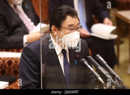 Tokyo, Giappone. 17th Mar 2022. Il ministro della Sanità giapponese Shigeyuki Gotio risponde a una domanda alla sessione del comitato di bilancio dell'alta Camera alla Dieta Nazionale di Tokyo giovedì 17 marzo 2022. Credit: Yoshio Tsunoda/AFLO/Alamy Live News Foto Stock