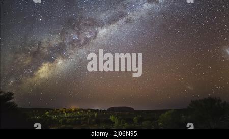 YULARA, AUSTRALIA - GIUGNO 7 2021: Cielo notturno della via lattiginosa sopra uluru Foto Stock