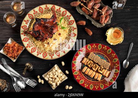 Cucina araba: Pranzo tradizionale mediorientale, anche Ramadan Iftar. Il pasto mangiato dai musulmani dopo il tramonto durante il Ramadan. Assortimento di Orie egiziane Foto Stock