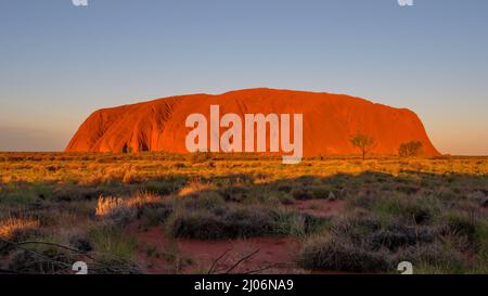 YULARA, AUSTRALIA - GIUGNO 7 2021: Vista al tramonto di uluru vicino a yulara Foto Stock