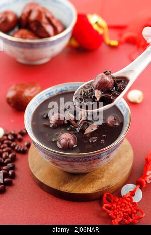 Cucina del Nord Cinese, porridge di Laba, porridge di otto tesori per il Festival di Laba. Concetto rosso Foto Stock