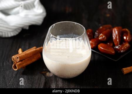 Date Milkshake con cannella, spazio per la copia del testo Foto Stock