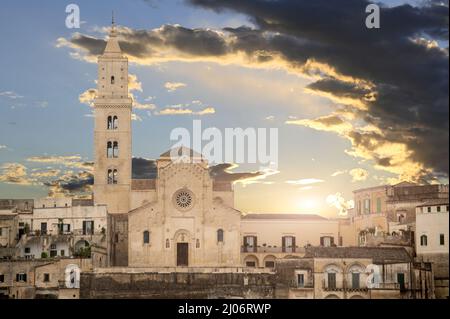 Matera, Basilicata, Italia. Agosto 2021. La facciata della cattedrale all'ora d'oro. Intorno alle case tipiche delle pietre di Matera. Foto Stock