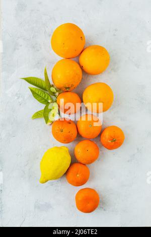 Arance, tangerini e limoni in vista aerea su sfondo bianco invecchiato Foto Stock