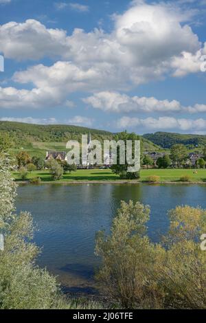 Villaggio del vino di Bruttig-Fankel, Mosel River, Mosel Valley, Germania Foto Stock